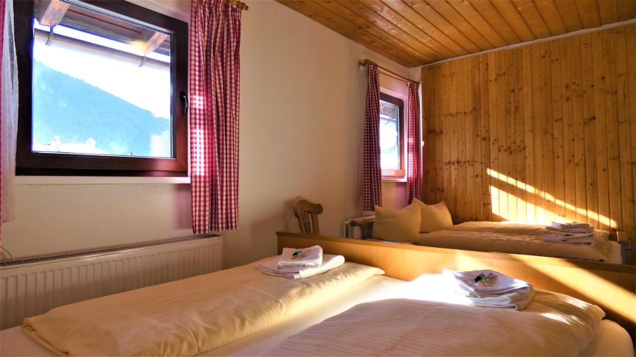 6-Bed Room